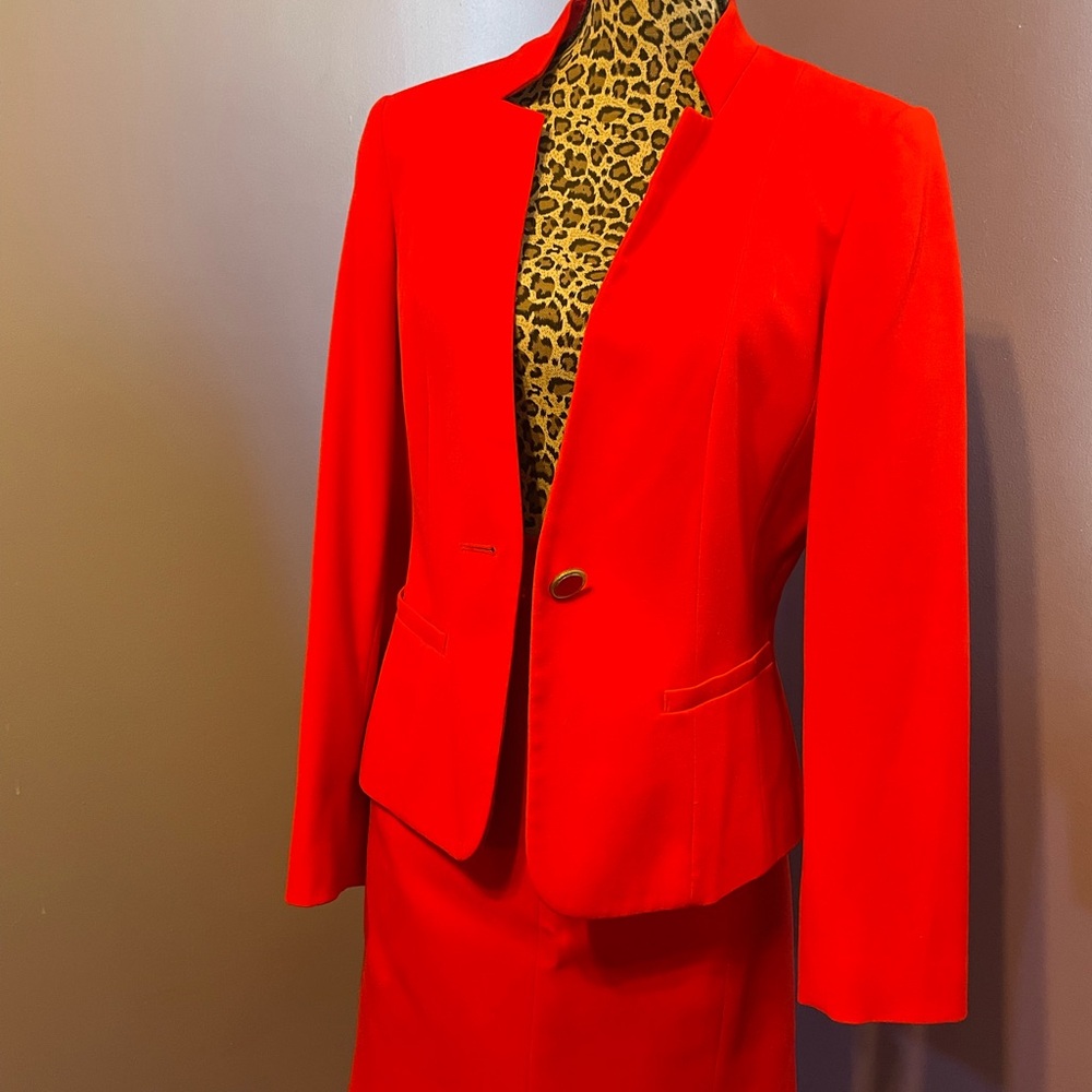 Elegant Women's Suit - Picture 2 of 7